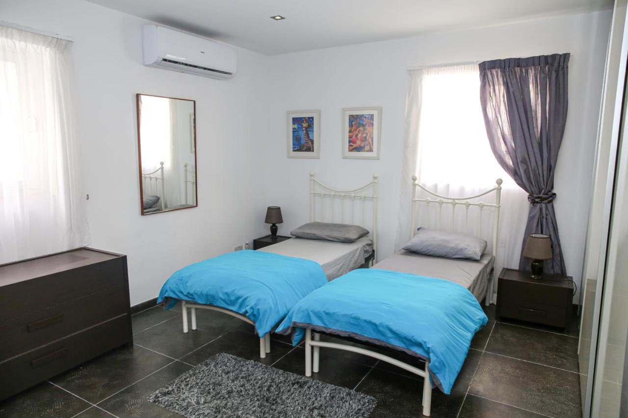 Апартаменты Dolmen Court Flat 10, Qawra Сент-Полс-Бей Экстерьер фото